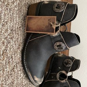 These are a pair of ankle boots by the brand vintage!